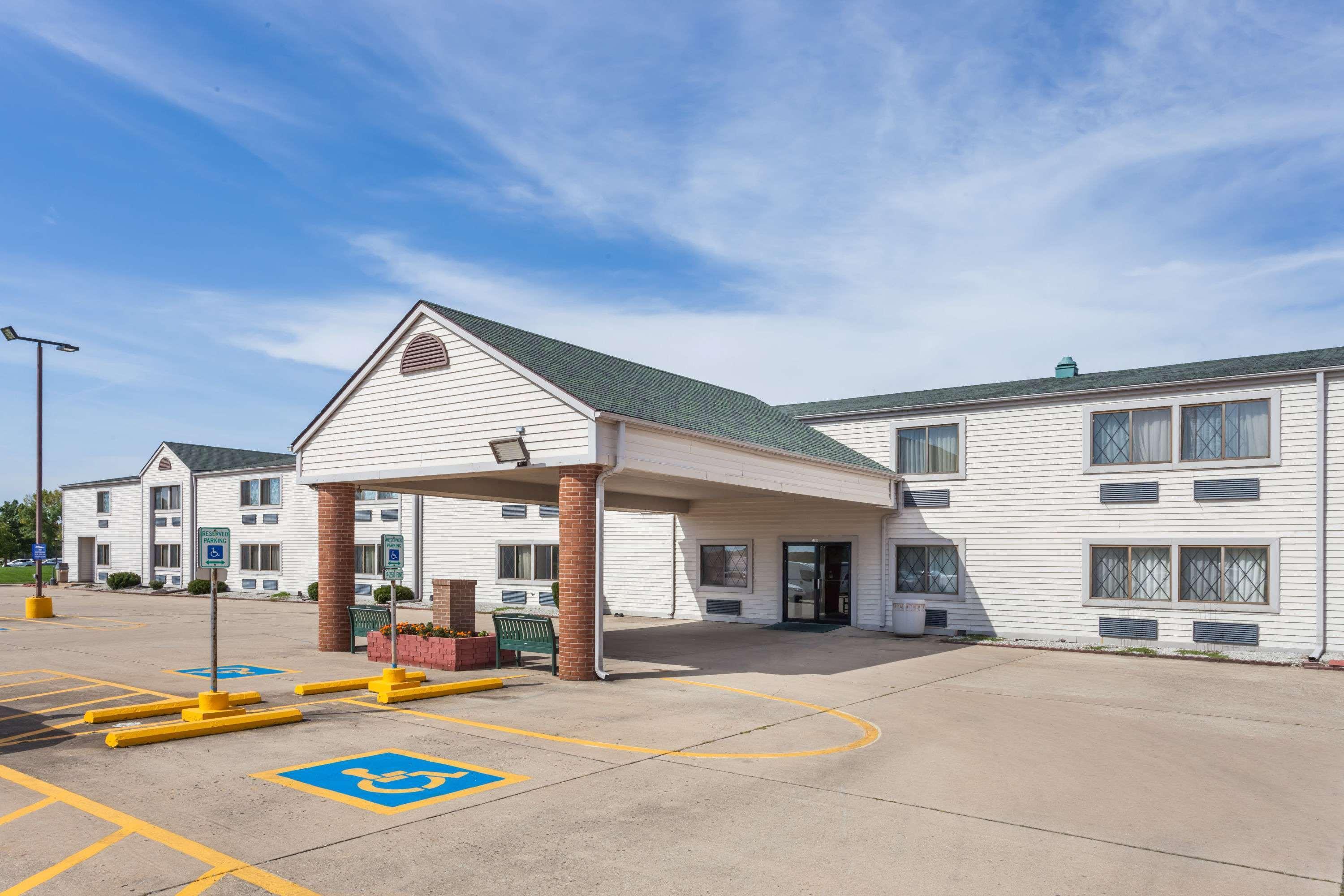 Baymont By Wyndham Decatur Hotel Buitenkant foto