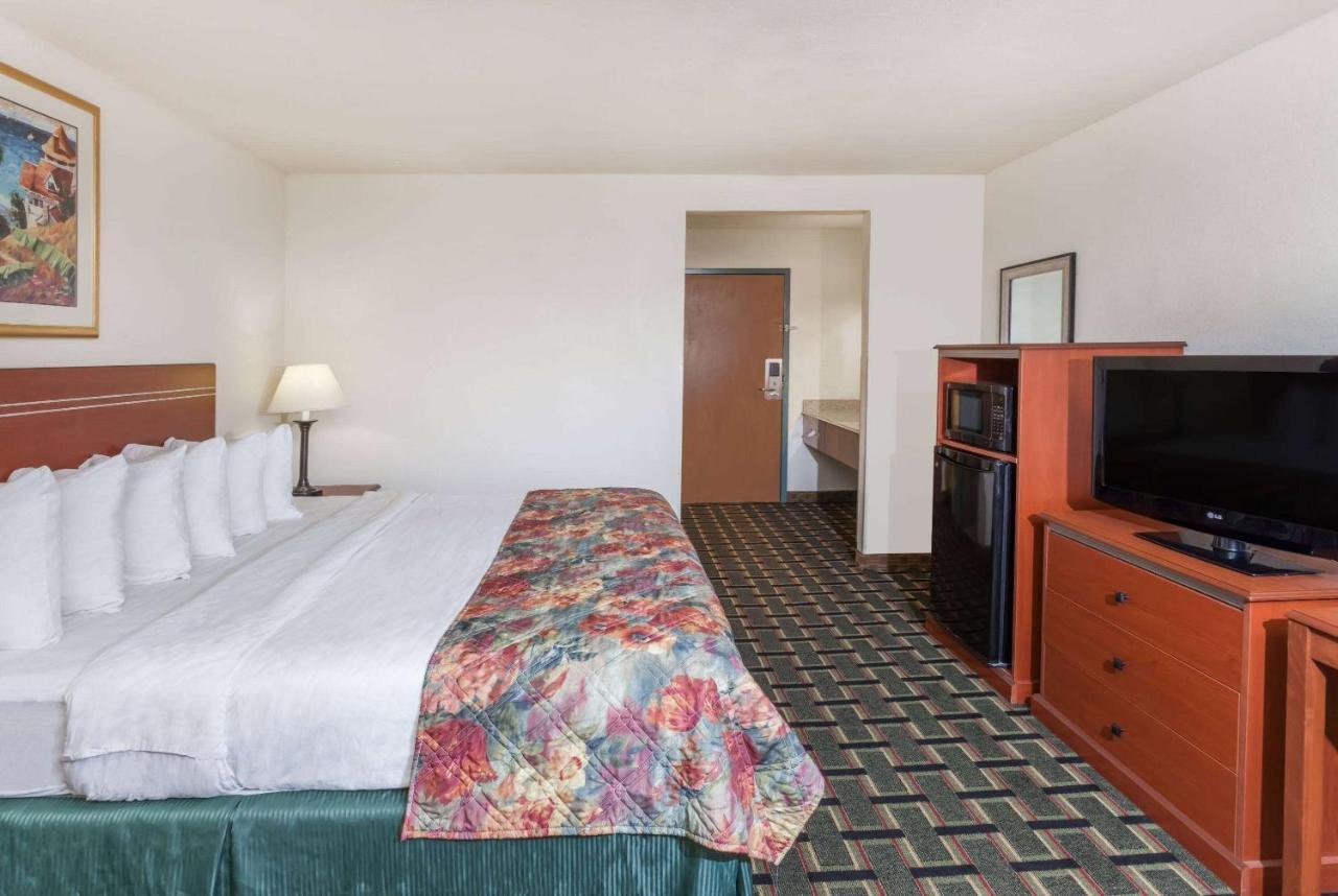 Baymont By Wyndham Decatur Hotel Buitenkant foto