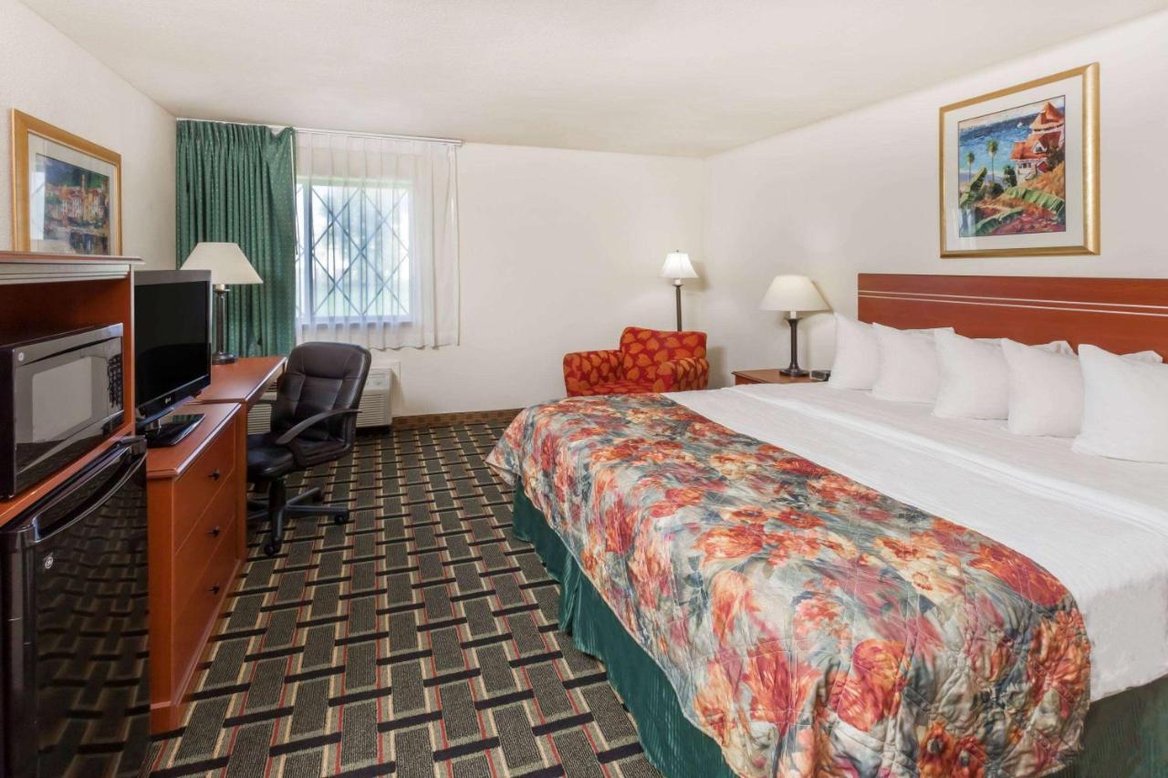 Baymont By Wyndham Decatur Hotel Buitenkant foto